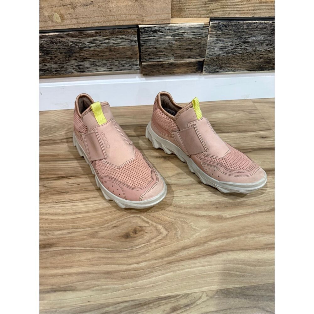Ecco pink fabric athletic shoes size 39 (8.5)